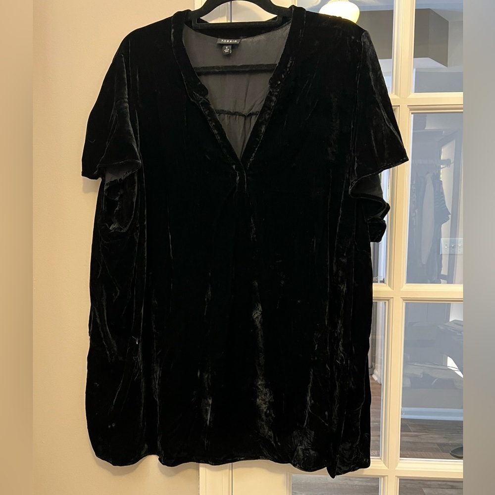 Torrid black crushed velvet top short sleeves size 4 EUC - Picture 1 of 7
